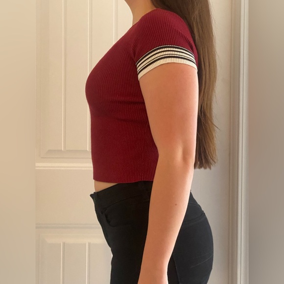 ZUMIEZ -  NWOT Ribbed burgundy crew neck tee with black & white stripe accent - Picture 4 of 5